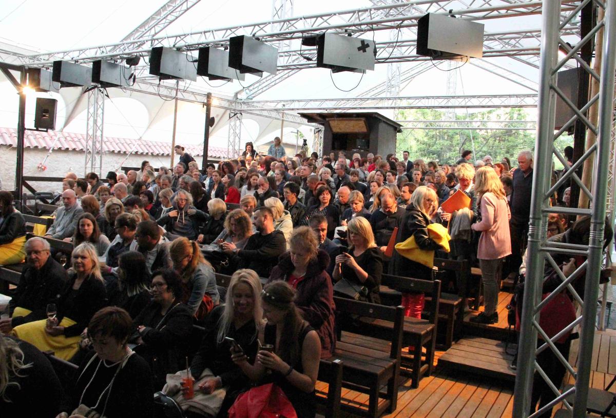 Letní scéna_diváci